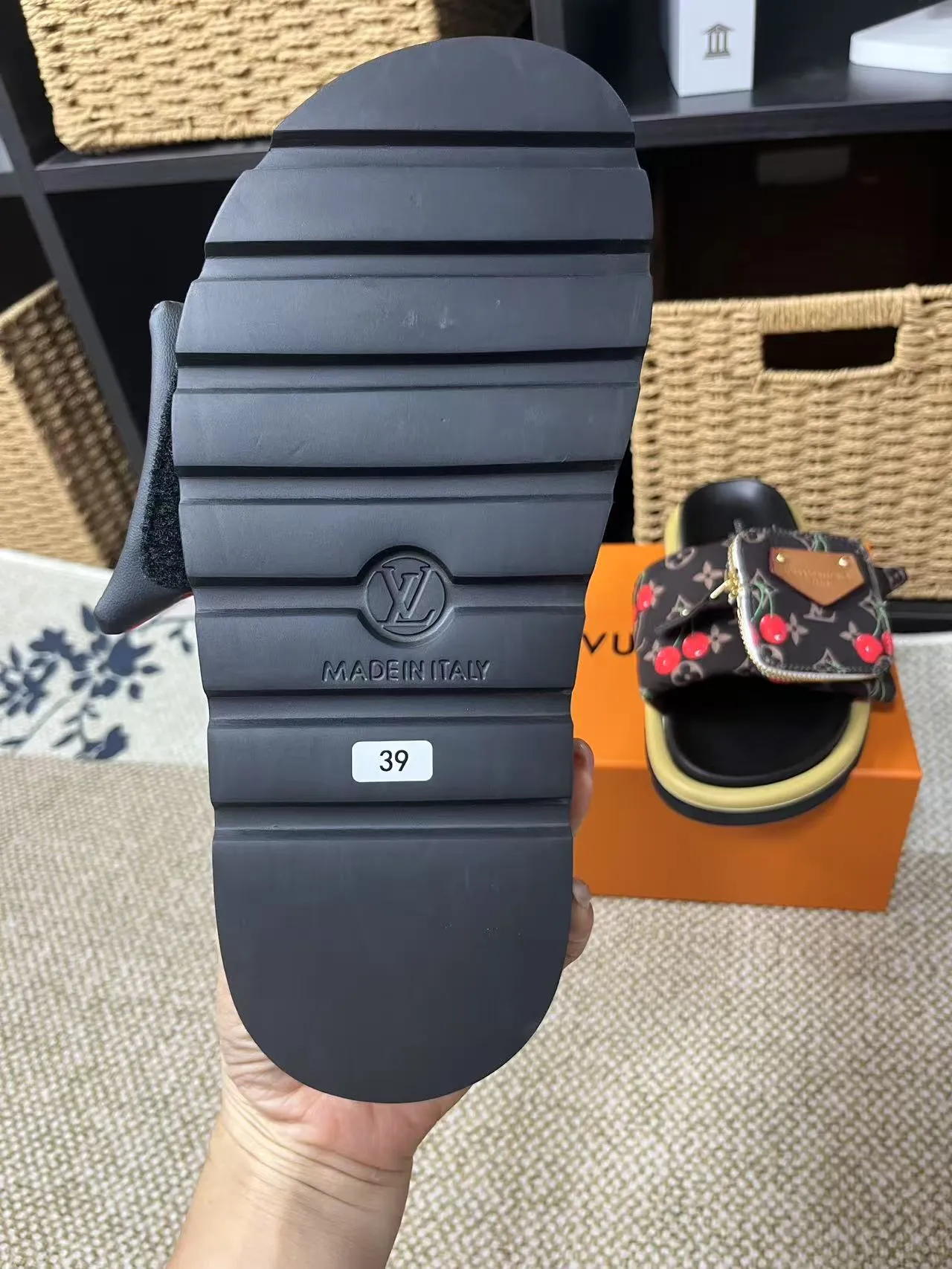 P380 yuan LV Louis Vuitton Full of high-end feel! A popular model among bloggers at home and abroad, it’s retro and fashionable, and looks stunning on your feet! Mainly recommended model on the official website★ ━━━━━ ЅᏇєєt ━━━━━ ▪️Upper: original calfskin ➕5D printing process ▪️Inner: imported mixed sheepskin ▪️Outsole: original molded foam outsole ▪️Size: Female 35-40 Men's 39-44 (women's 41 men's 45)